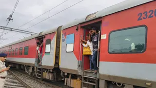 हादसे के बाद रवाना होती महानंदा एक्सप्रेस। जागरण