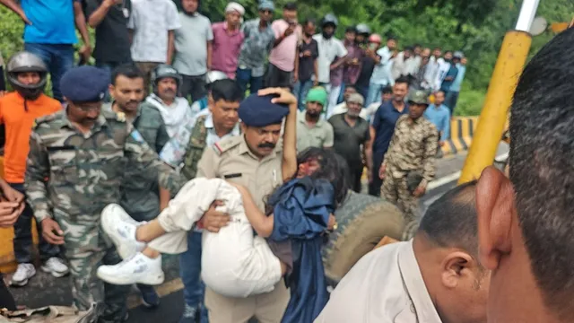  झारखंड की चुटूपालू घाटी में हादसा: ब्रेक फेल होने से बेकाबू कंटेनर ने कार को मारी टक्कर, 1 महिला की मौत; 6 घायल  
