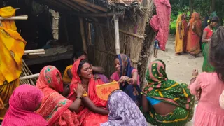 रोते-बिलखते परिजन। (जागरण)