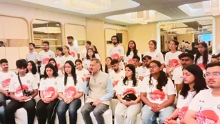 जापान टूअर पर जाने से पूर्व सीएम से संवाद के दौरान विद्यार्थी तकनीकी शिक्षा मंत्री राजेश धर्माणी के साथ।