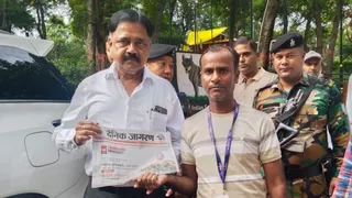 दैनिक जागरण अखबार के साथ मंत्री सुदिव्य। फोटो जागरण