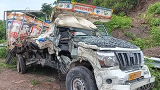 मीरजापुर ड्रमंडगंज घाटी में भीषण सड़क हादसा, ट्रेलर की टक्कर से पिकअप चालक की मौत।