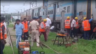 हादसे के बाद ट्रेन को पटरी पर लाने का प्रयास। जागरण