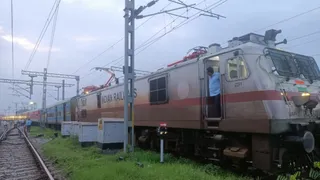 आरा रेलवे स्टेशन के अप लाइन पर खड़ी महानंदा एक्सप्रेस ट्रेन। (जागरण)