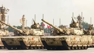 चीन का टाइप 100 टैंक 105mm मारक क्षमता और डिजिटल नेटवर्किंग से लैस