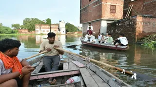 वाराणसी बाढ़: नक्की घाट में घटते पानी के बीच नावों पर निर्भर जनजीवन।