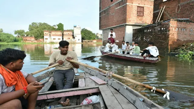 काशी में उतर रहे बाढ़ के पानी में चप्पुओं की चर्र-चर्र के बीच लौट रही जिंदगानी, फ‍िर भी मोहल्‍लों में लग रहे नाव के 60 फेरे
