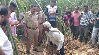 सीओ की मौजदूगी में की जा रही गड्ढे की खोदाई