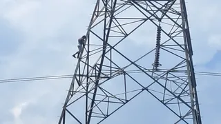 शराब के लिए पत्नी ने पैसे नहीं दिए तो हाईटेंशन टावर पर चढ़ा युवक, मचा हड़कंप।