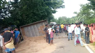 लोगों ने किया सड़क जाम। (जागरण)