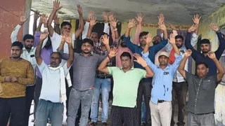 जौनपुर में बिजली ऑपरेटर पर हमला करने वाले सिपाही पर हुई कार्रवाई, कर्मचारियों में आक्रोश।