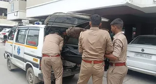 शव को पोस्टमार्टम के लिए ले जाती पुलिस। जागरण