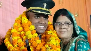 अपनी मां के साथ लेफ्टिनेंट प्रियांशु कुमार सिंह