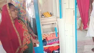 सारण के दाउदपुर में लूट के बाद खाली आलमीरा दिखातीं महिला। जागरण