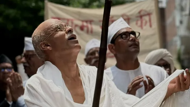 Manoj Bajpayee बने महात्मा गांधी, बापू के लुक में नेशनल अवॉर्ड विनर एक्टर का गजब का ट्रांसफॉर्मेशन