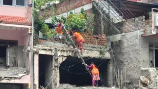 बाढ़ के बाद टूटे घरों से सामान सुरक्षित करने व घर की हालत देखतीं महिलाएं। (फाइल फोटो। जागरण