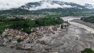 नेपाल बाढ़ आपदा के बाद महिलाओं और नवजात शिशुओं के लिए स्वास्थ्य संकट गहराया (फोटो-रॉयटर्स)