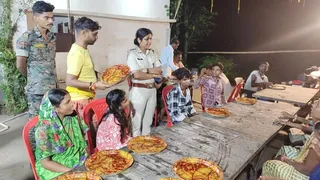 सामुदायिक रसोई में पुलिस की निगरानी में दिया जा रहा भोजन। जागरण