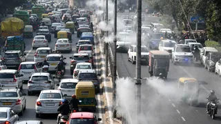 धूल प्रदूषण को कम करने के लिए विकास मार्ग आइटीओ स्थित खंभों पर लगे वाटर स्प्रिंकलर। जागरण आर्काइव