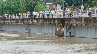 पुनपुन में उफान से ट्रेनों की आवाजाही प्रभावित। जागरण