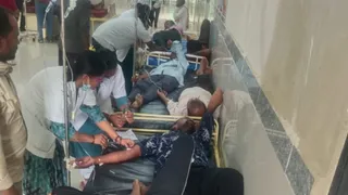 बंडा के अस्पताल में मरीजों की भीड़ के बीच बेड कम पड़ गए। एक बेड पर दो-दो मरीजों को लिटाकर उपचार दिया गया। (फोटो- जागरण)