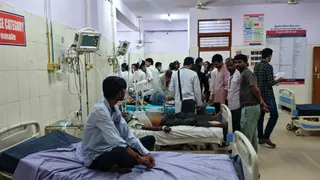 अस्पताल में उपचाररत नकली शराब सेवन के मरीज।