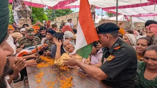 सरकारी मदद के लिए ग्रामीणों ने रोकी बलिदानी सुखचैन की अंतिम यात्रा। फोटो जागरण
