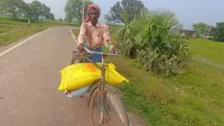 खाद लेकर जाता किसान। फोटो जागरण