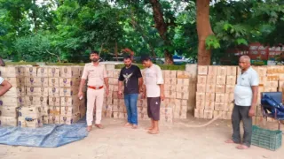 बक्सर में पकड़ी गई 5301 लीटर शराब। फोटो जागरण