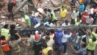 सत्य निकेतन में इमारत गिरने के बाद बचाव कार्य में जुटे लोग। फोटो: आर्काइव