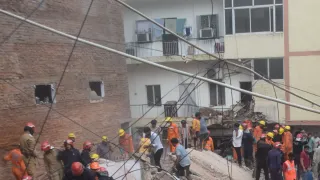 सत्य निकेतन में गिरी इमारत में गिरने के बाद क्षतिग्रस्त पास की इमारत। जागरण