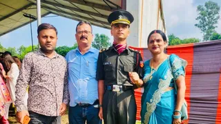 अपने परिवार के साथ प्रशिक्षण के बाद लेफ्टिनेंट अनिमेश निषाद