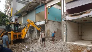 Bhagalpur Civil Surgeon Compound Encroachment: कोर्ट के आदेश पर सिविल सर्जन कंपाउंड में चला बुलडोजर, 25 दुकानें व क्लिनिक ध्वस्त