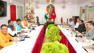 राजनगर में अधिकारियों और जनप्रतिनिधयों के साथ बैठक करते मुख्यमंत्री सम्राट चौधरी। सौ. जनसंपर्क