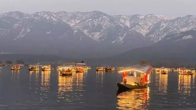 डल झील पर 'तैरता सिनेमा' बना आकर्षण, श्रीनगर में आज से शुरू हो रहा पहला अंतरराष्ट्रीय फिल्म महोत्सव
