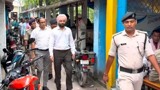 पश्चिम चंपारण में जांच पड़ताल में जुटे डीएम।