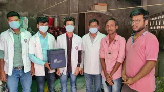नानी कमला अग्रवाल के मरणोपरांत नेत्रदान के बाद कार्निया के साथ आई-बैंक की टीम व अंकित।(जागरण)