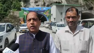 पूर्व सीएम जयराम ठाकुर हणेगी टनल के बाहर मीडिया से बात करते हुए।