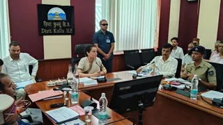 कुल्लू में दिशा की बैठक की अध्यक्षता करतीं सांसद कंगना रनौत। जागरण