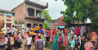 चारों के शव को ले जाते स्वजन व ग्रामीण। जागरण