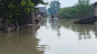 बाढ़ से जनजीवन अस्त-व्यस्त। (जागरण)
