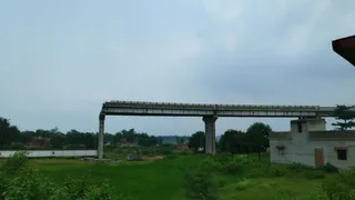 फ्लाई ओवर का निर्माण ठप। (जागरण)