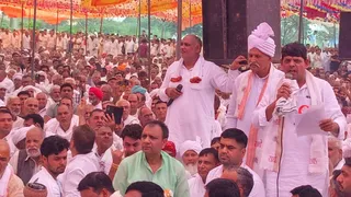 मथुरा: पलवल के गांव मंडकाेला में हुई 52 पालों की महापंचायत के फैसले को पढ़कर सुनाते पूर्व विधायक प्रवीण डागर। जागरण