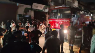 शोरूम की आग पर काबू करने पहुंची दमकल।