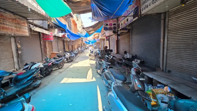 पलवल में यूजीसी नियमों के खिलाफ बाजार रहे पूरी तरह बंद, सवर्ण समाज ने मीनार गेट पर दिया धरना

