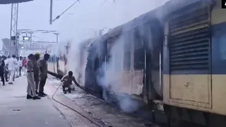 ट्रेन में आग पर काबू पाते अग्निशमन दल के सदस्य। (प्रतीकात्मक फोटो)