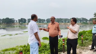 एसडीएम से जानकारी लेते पशु एवं मत्स्य संसाधन विभाग, पटना मुख्यालय के संयुक्त निदेशक। जागरण