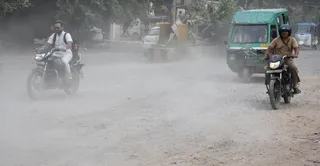 जरीब चौकी चौराहा स्थित जीटी रोड पर उड़ती धूल । जागरण