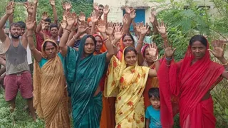 नल-जल योजना ठप होने के बाद सड़क पर उतरे स्थानीय लोग।