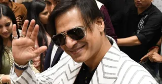 प्रशंसकों हाथ उठाकर अभिवादन स्वीकार करते अभिनेता विवेक ओबराय। जागरण